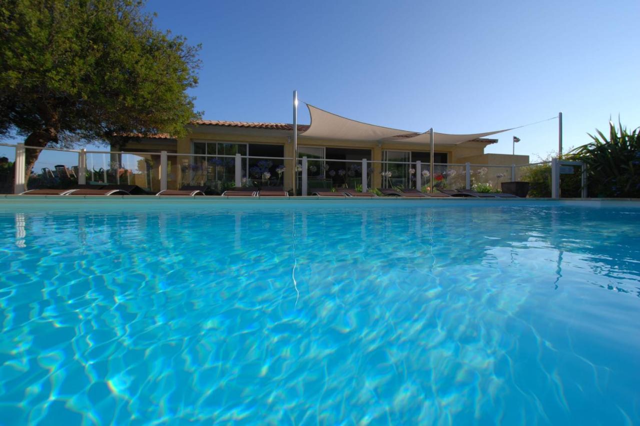 maison kiwi avec piscine chauffée terrasse jardin et bbq à Calvi Calvi  Esterno foto